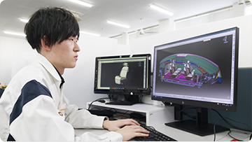 男性がPCを操作する様子