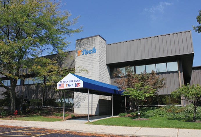 日本のエンジニアが現地で試験をする様子