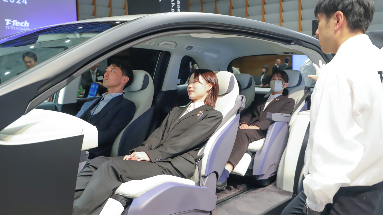 発表会で来場者に説明する男性の画像