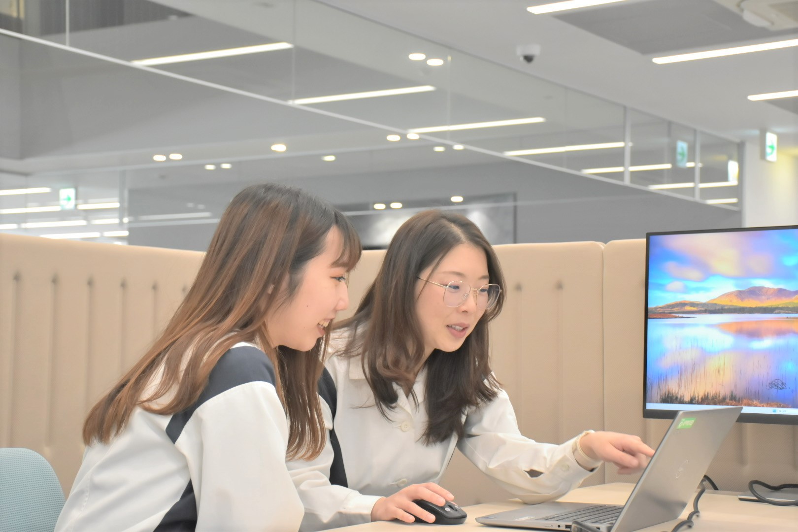 部門内での打ち合わせの様子